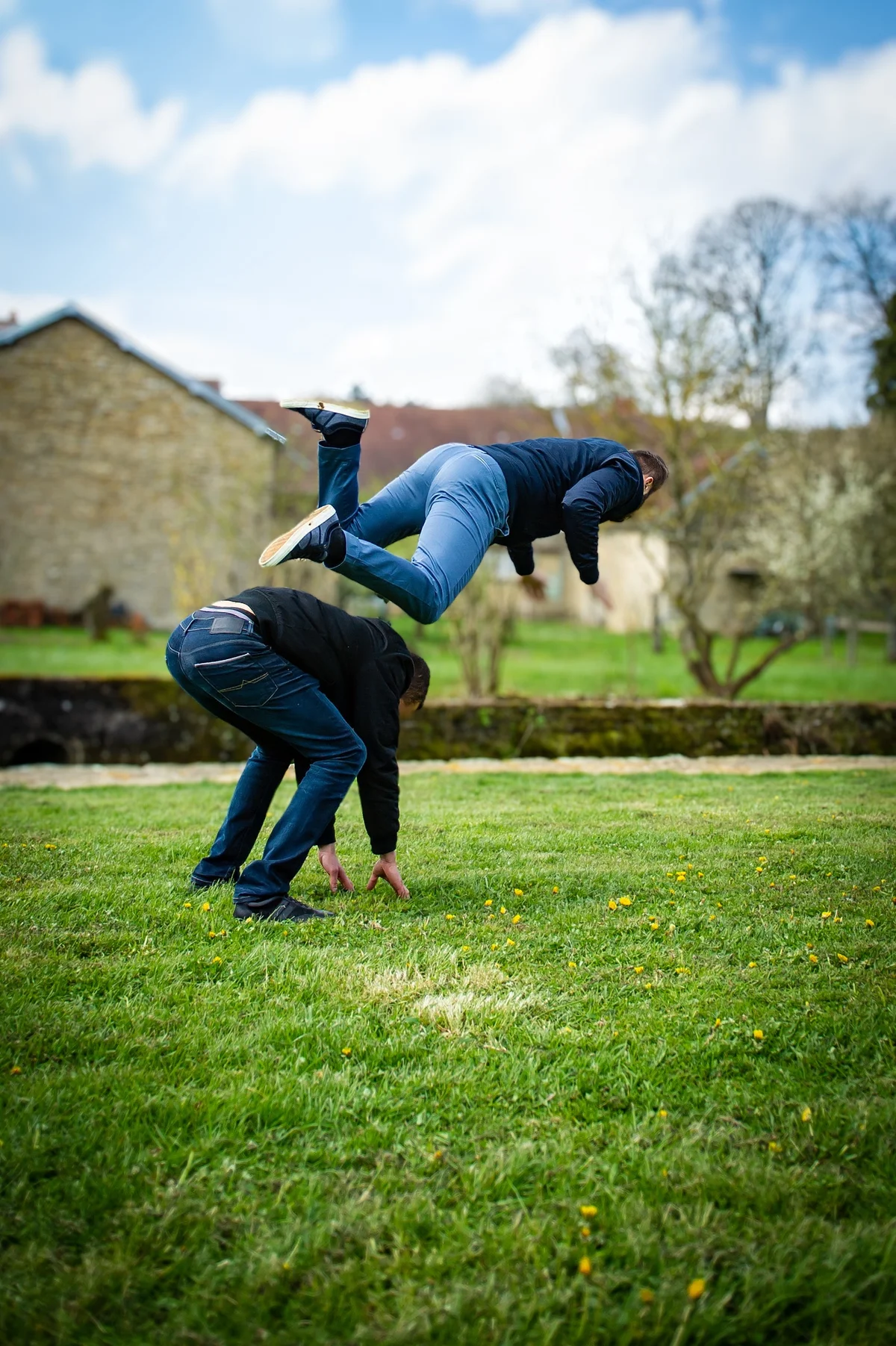 Jeu de saute-mouton dans un jardin en pleine campagne