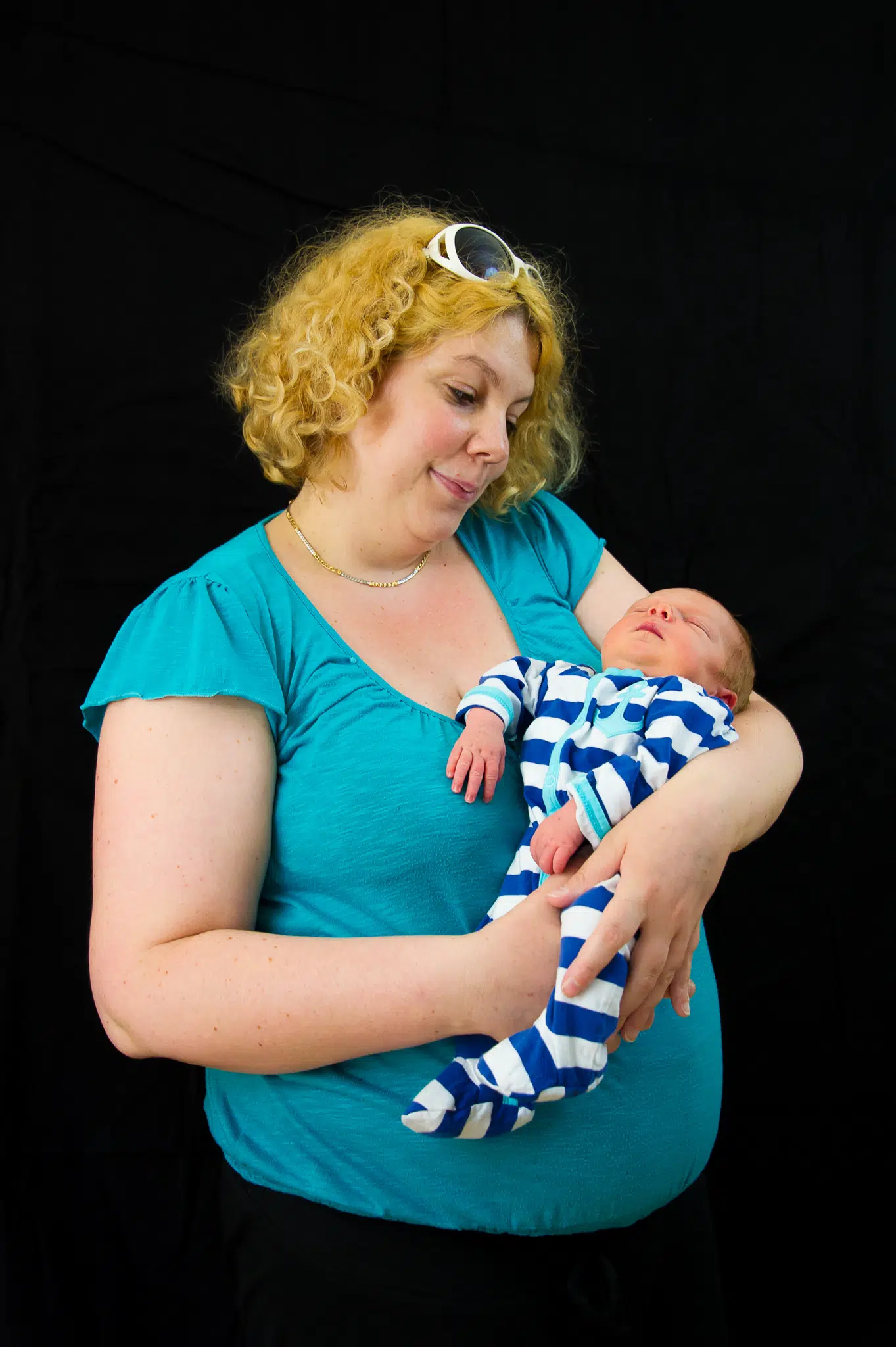 La maman regarde son bébé qui dort dans ses bras