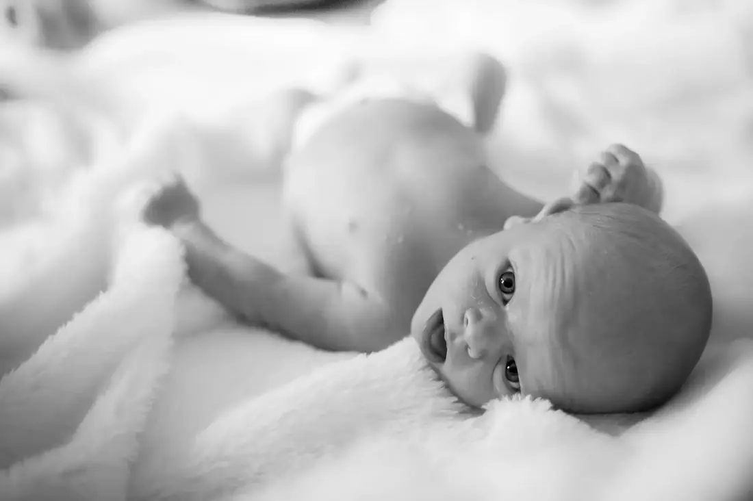 Bébé allongé sur une couverture douce