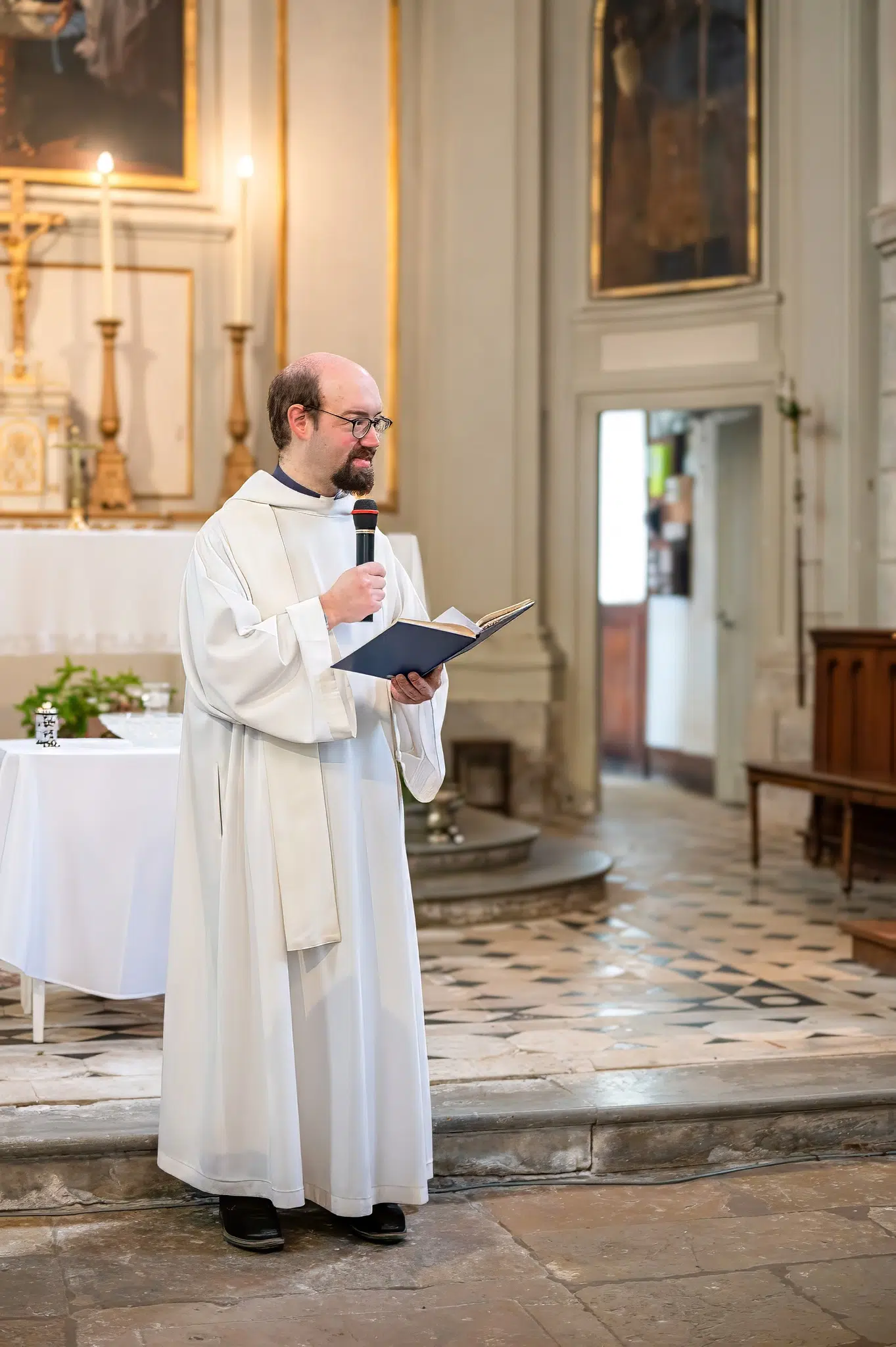 Le prêtre lit des passages de la Bible pendant la cérémonie