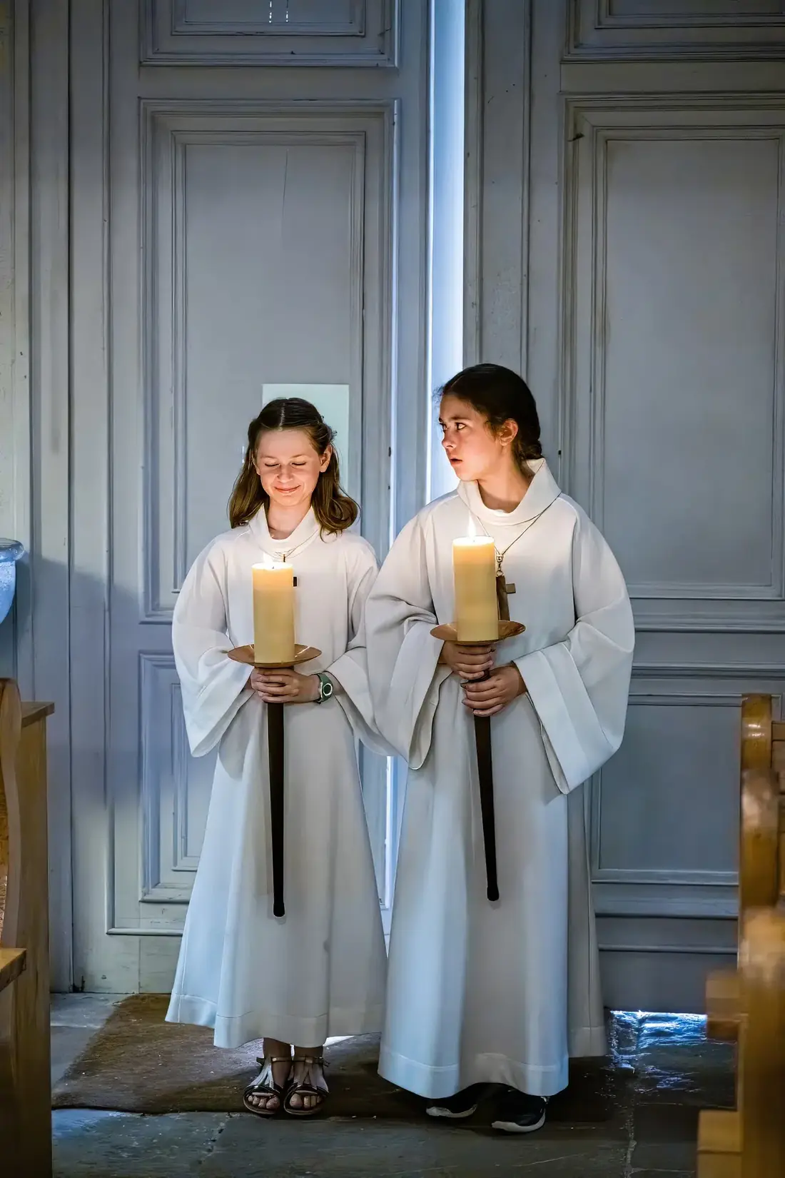 Enfants portant des bougies à la cérémonie