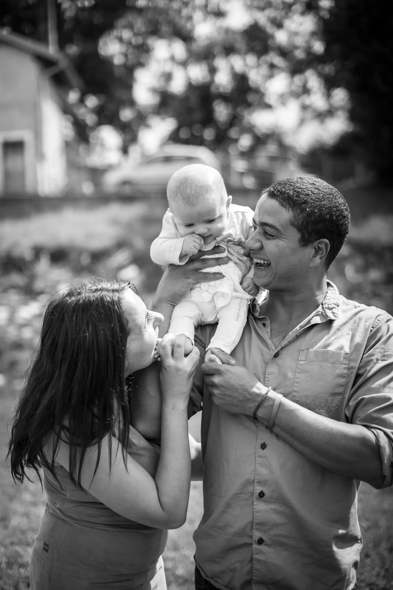 Les parents jouent avec leur bébé dans le jardin