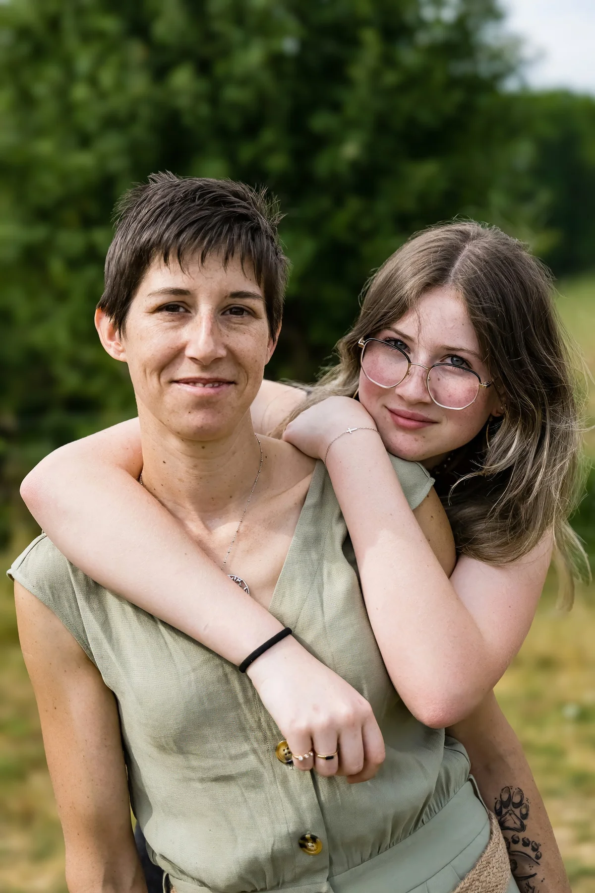 Moment de tendresse entre tata et filleule dans un cadre naturel