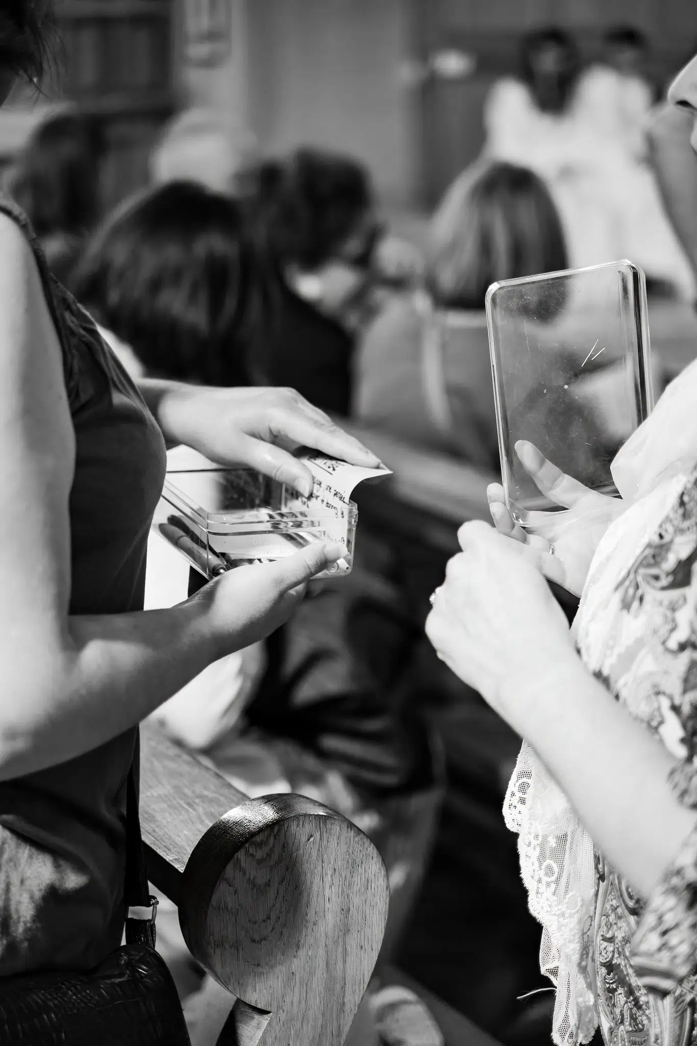 Préparation des cartes de souvenir pour les invités du baptême