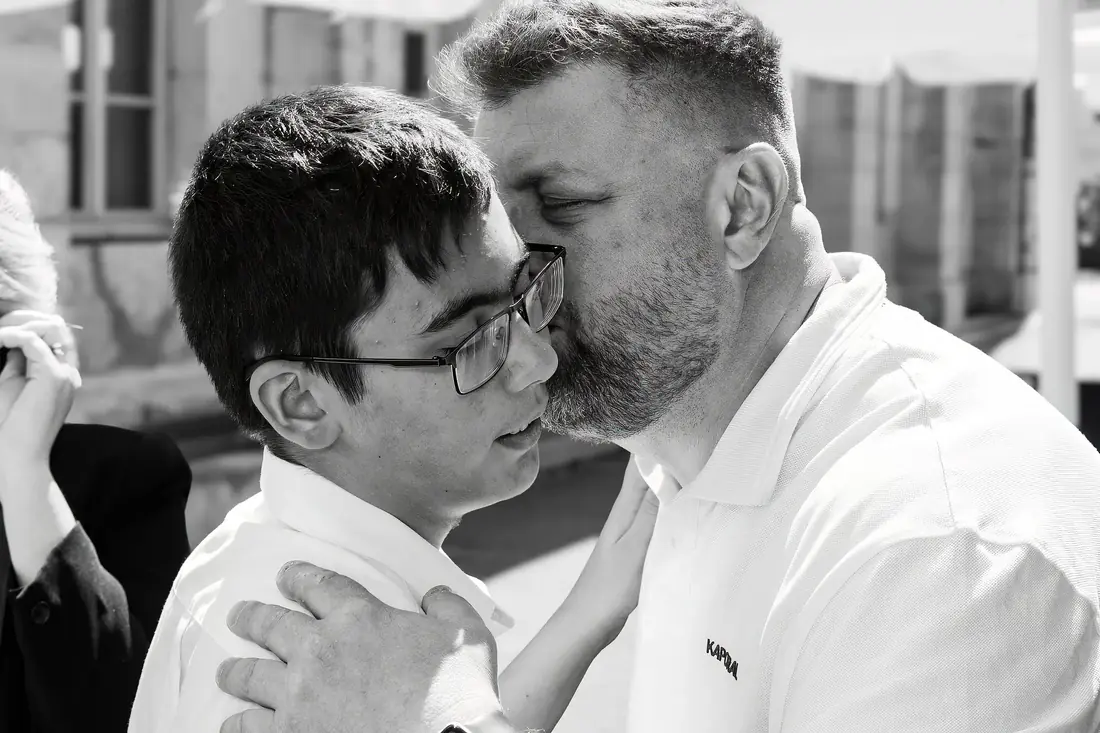 Moment de tendresse après la cérémonie