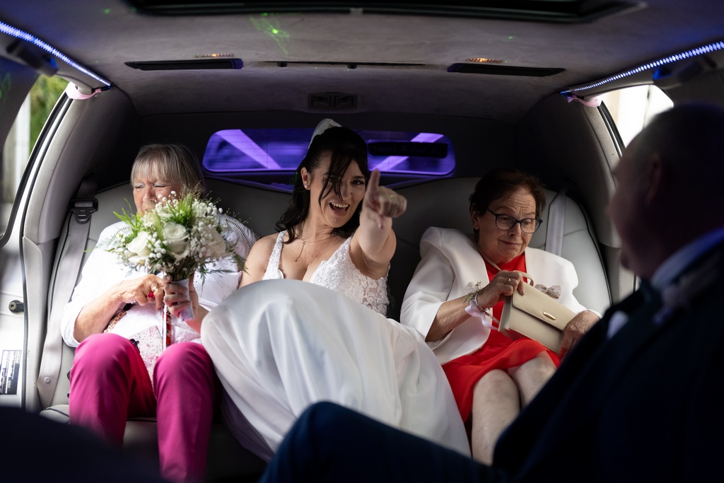 Mariée dans la limousine – photo brute avant retouche